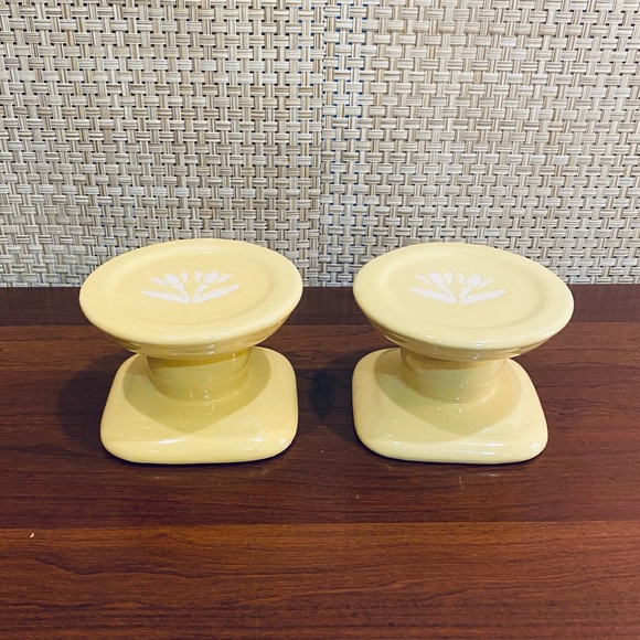 🌟2xHP🌟VTG 1970s Set MCM Pale Yellow Ceramic Pillar Candle Holders Tulip Accents - Picture 3 of 6